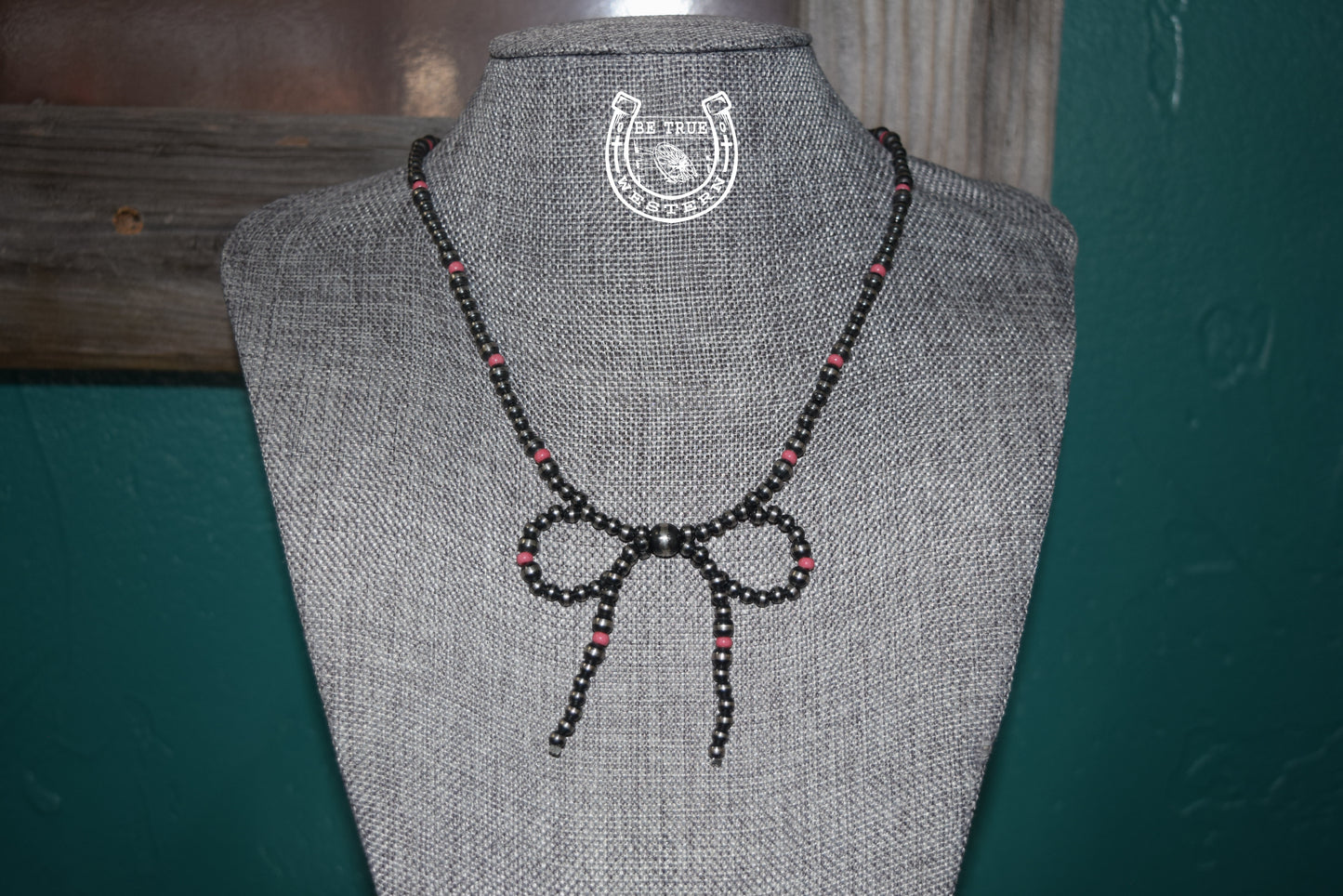 The Bow Pearl Necklace With Pink
