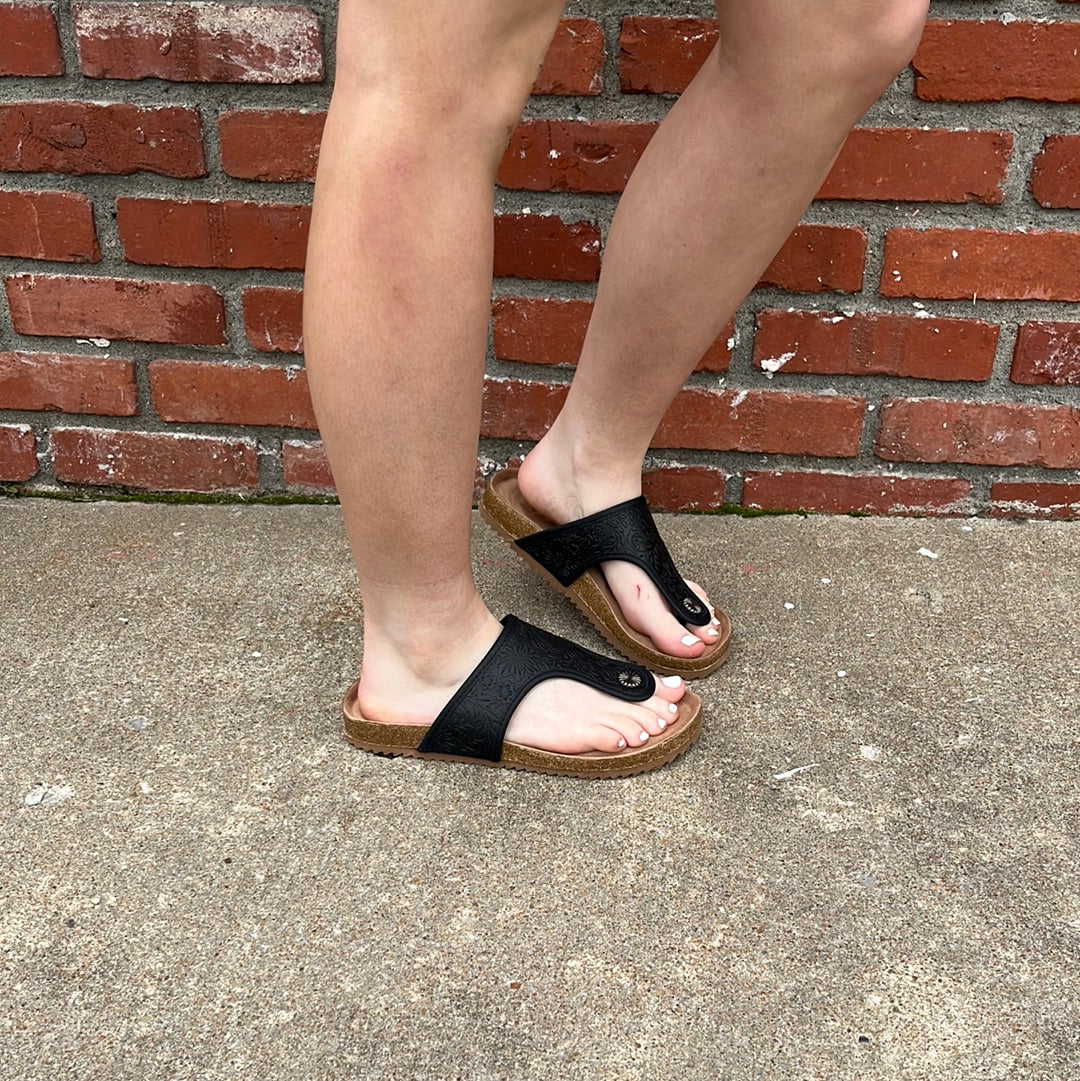 The Darla Leather Sandal (Two Colors)